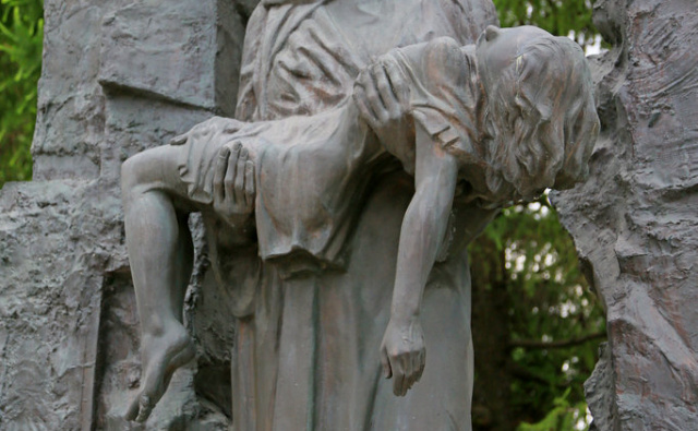 Памятник "Детям Беслана" представляющий из себя каменный проем из которого мать выносит тело ребенка на руках