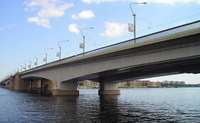 Старо - Невский Мост, он же Мост Александра Невского. На фото часть пролета моста в весенний период начала 21 века снятого с берега с видимостью опор